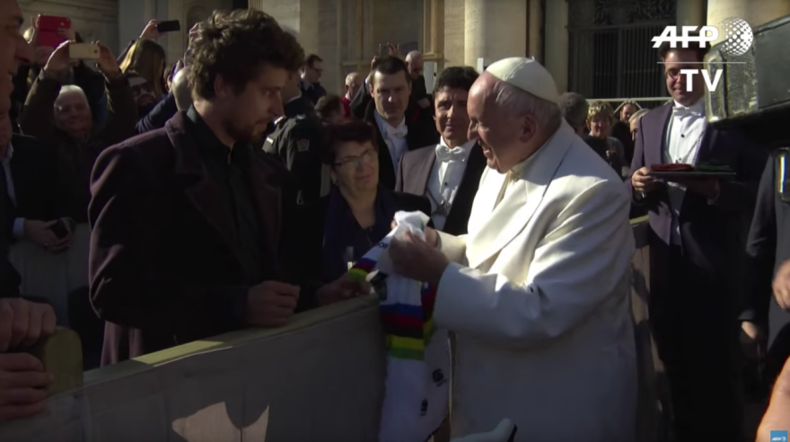 Stretnutie dvoch svetových velikánov skutočnosťou, Sagan doniesol pápežovi bicykel