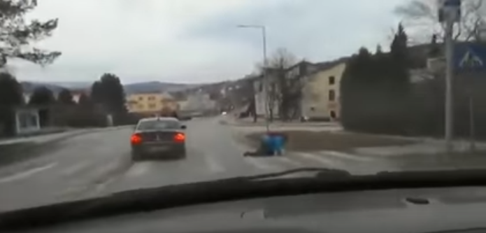VIDEO Na Kysuciach sa pilo toľko, že muž musel prejsť cez  prechod štvornožky