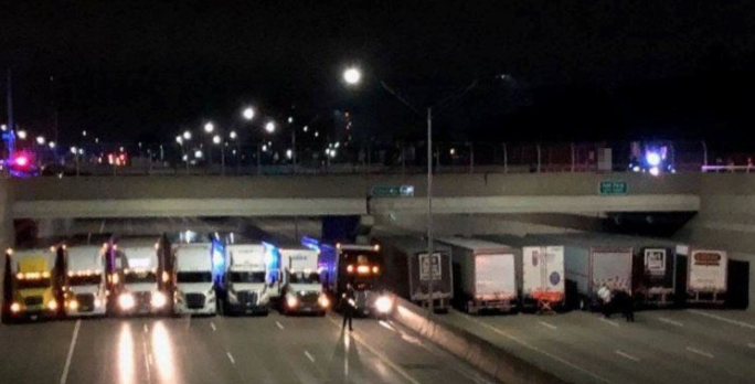 13 kamionistov zachránilo samovraha zaparkovaním pod mostom
