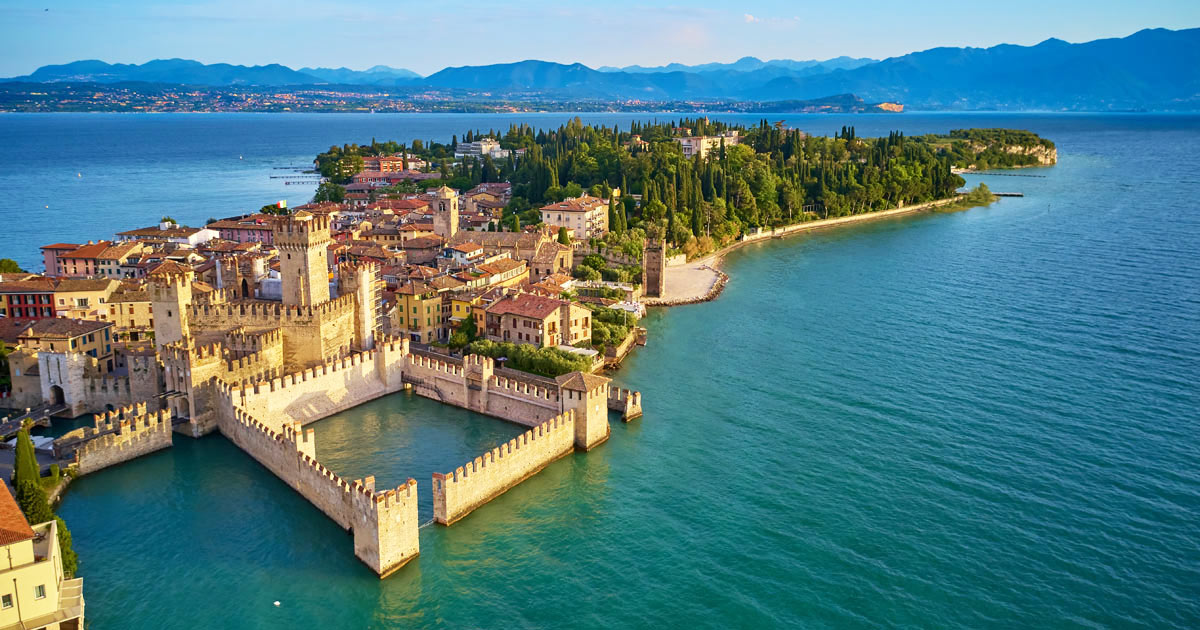 Jazero Lago di Garda vysychá, obľúbená turistická destinácia sa zmenila v priebehu roka na nepoznanie￼